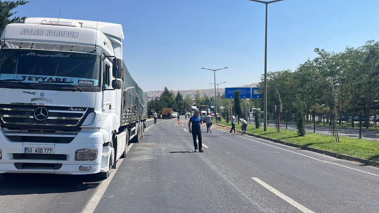 TIR’daki 1 ton patates yola döküldü! Şoföre ceza yağdı 2
